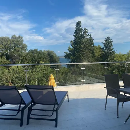 Mit Pool *
