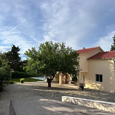 Apartment Mit Pool